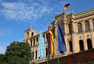 Fassade des Landtagsgebäudes in München mit Flaggen