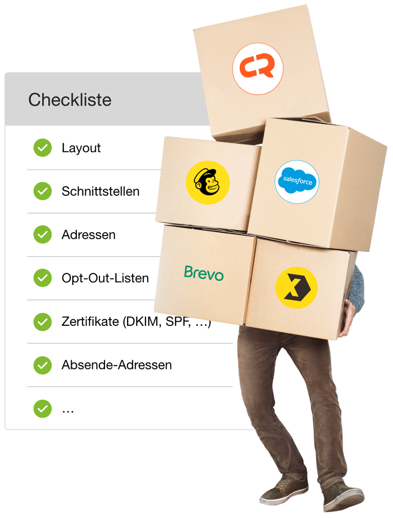 Mann mit Umzugskartons im Arm und Checkliste zum Wechsel des Newsletter-Systems